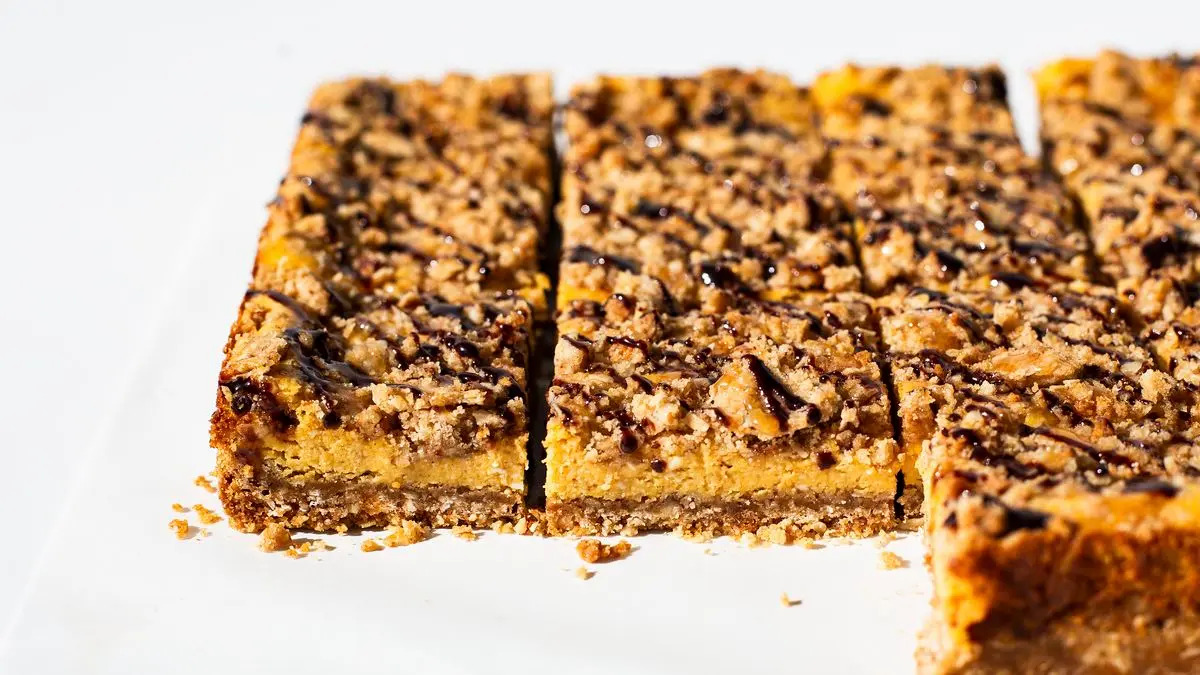 Pumpkin Cheesecake Streusel Bars